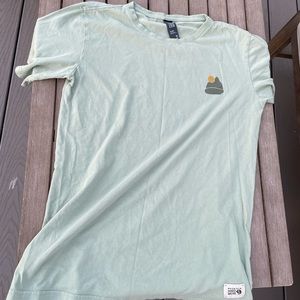 Mountain hard ware t-shirt